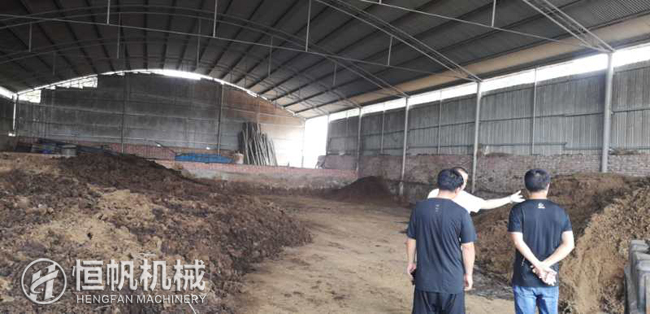 鄭州恒帆機(jī)械為溫縣客戶(hù)實(shí)地規(guī)劃年產(chǎn)三萬(wàn)噸牛糞有機(jī)肥生產(chǎn)線(xiàn)項(xiàng)目(圖3) 牛糞倉(cāng)儲(chǔ)廠(chǎng)區(qū)參觀(guān)
